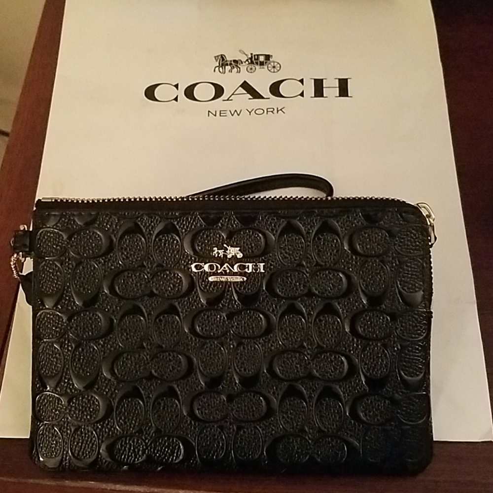 COACH (Patent Leather Wristlet)
